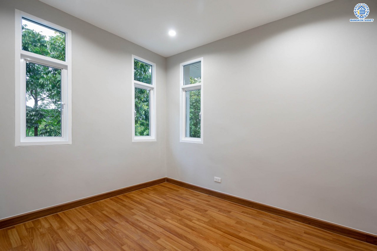 บ้านมือสองตกแต่งใหม่ โครงการ ธนาสิริ รัตนาธิเบศร์ เนื้อที่ 54.7 ตร.ว. ดีไซน์ตอบทุกไลฟ์สไตล์ ฟังก์ชัน 3 ห้องนอน 3 ห้องน้ำ จอดรถได้ 1 คัน บนทำเลติดถนนรัตนาธิเบศร์ เชื่อมต่อหลายเส้นทาง ใกล้รถไฟฟ้าสายสีม่วง "สถานีบางรักใหญ่" และจุดขึ้นทางด่วน "ศรีรัช"